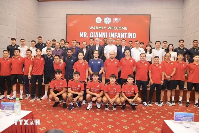 Chủ tịch FIFA Gianni Infantino và đoàn công tác chụp ảnh với Ban huấn luyện và cầu thủ CLB Công an Hà Nội tại Trung tâm đào tạo bóng đá trẻ PVF. (Ảnh: Minh Quyết/TTXVN)