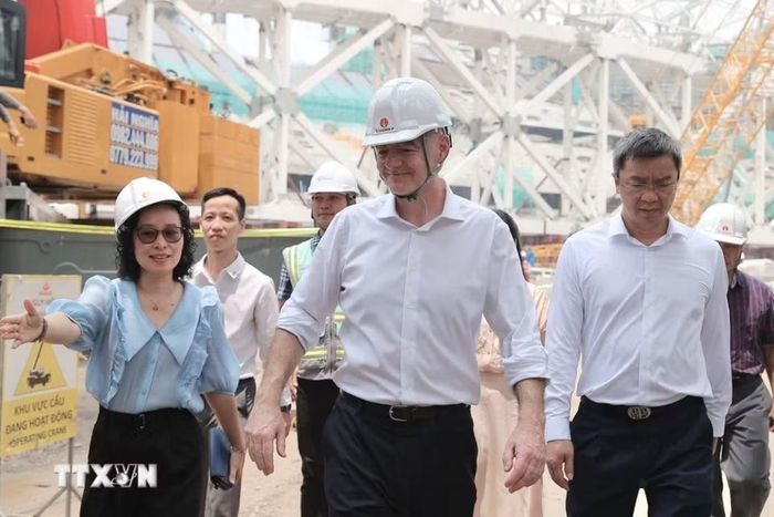 Chủ tịch FIFA Gianni Infantino tham quan khu vực dự án sân vận động PVF cùng nhà thi đấu trong nhà đang được xây dựng. (Ảnh: Minh Quyết/TTXVN)