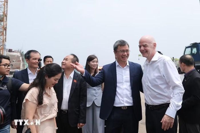 Chủ tịch FIFA Gianni Infantino tham quan khu vực dự án sân vận động PVF cùng nhà thi đấu trong nhà đang được xây dựng. (Ảnh: Minh Quyết/TTXVN)