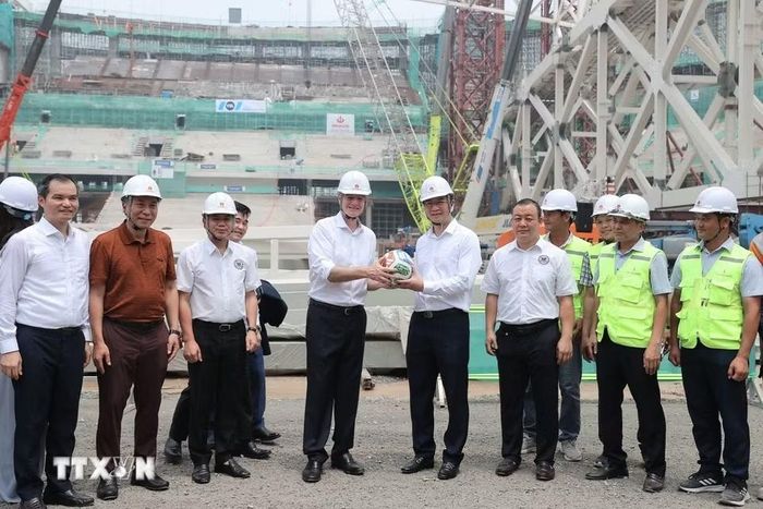 Chủ tịch FIFA Gianni Infantino tham quan khu vực dự án sân vận động PVF cùng nhà thi đấu trong nhà đang được xây dựng. (Ảnh: Minh Quyết/TTXVN)