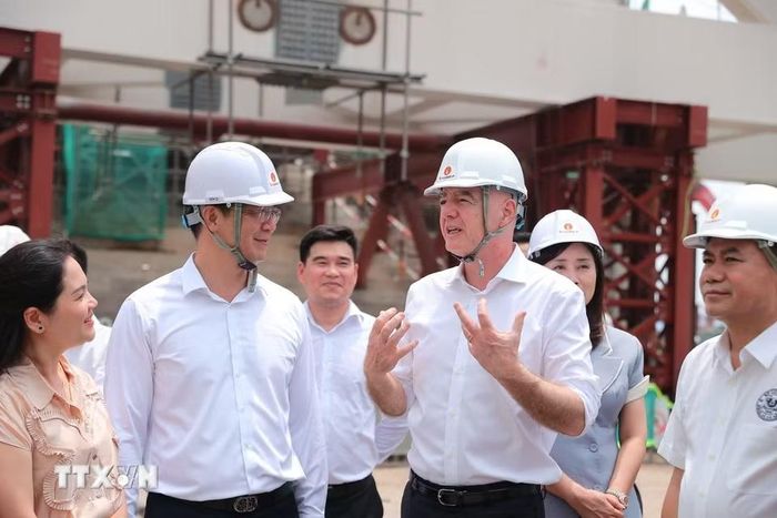 Chủ tịch FIFA Gianni Infantino tham quan khu vực dự án sân vận động PVF cùng nhà thi đấu trong nhà đang được xây dựng. (Ảnh: Minh Quyết/TTXVN)