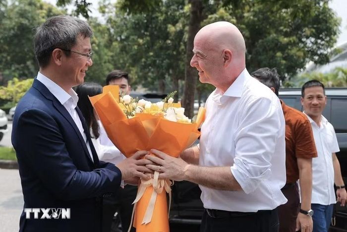 Chủ tịch FIFA Gianni Infantino đến thăm Trung tâm đào tạo bóng đá trẻ PVF. (Ảnh: Minh Quyết/TTXVN)