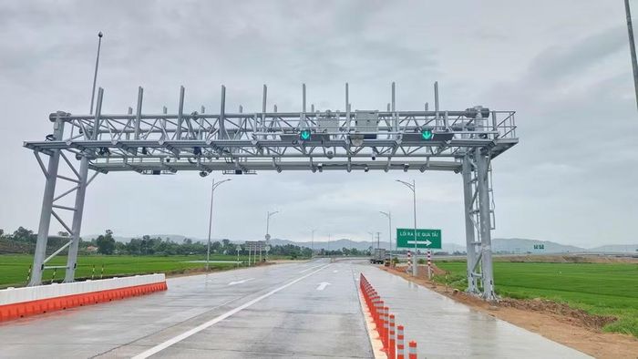 Một trạm thu phí tự động không dừng trên Dự án thành phần cao tốc Bắc-Nam phía Đông. (Ảnh: PV/Vietnam+)