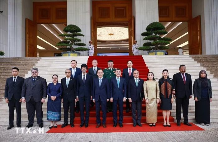 Thủ tướng Lê Minh Hưng với Đại sứ các nước ASEAN tại Việt Nam. (Ảnh: Dương Giang/TTXVN)