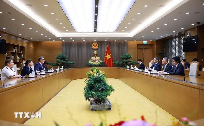 Thủ tướng Lê Minh Hưng tiếp Đại sứ Cộng hòa Pháp Olivier Brochet đến chào kết thúc nhiệm kỳ công tác tại Việt Nam. (Ảnh: Dương Giang/TTXVN)