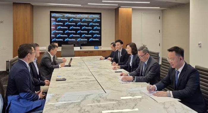 Chủ tịch Ủy ban Chứng khoán Nhà nước Vũ Thị Chân Phương đã có buổi làm việc với ông Robert H. McCooey Jr. Phó Chủ tịch Nasdaq. (Ảnh: UBCKNN)