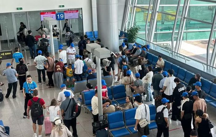 Hành khách làm thủ tục lên chuyến bay tại Cảng Hàng không quốc tế Tân Sơn Nhất. (Ảnh: PV/Vietnam+)