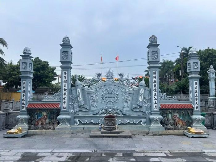 Bức cuốn thư trước Đền Quan. (Ảnh: Vietnam+)