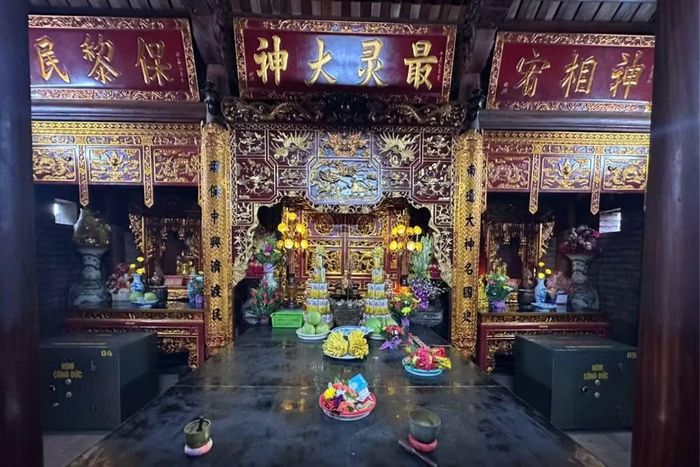 Không gian bên trong Đền Quan (Ảnh: Vietnam+)