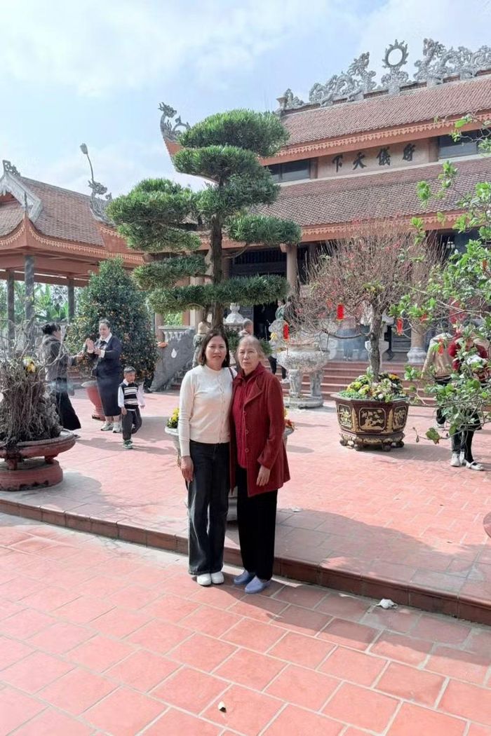 Bà Phạm Thị Ngân cùng con gái đến vãn cảnh Đền Quan đầu năm. (Ảnh: Vietnam+)