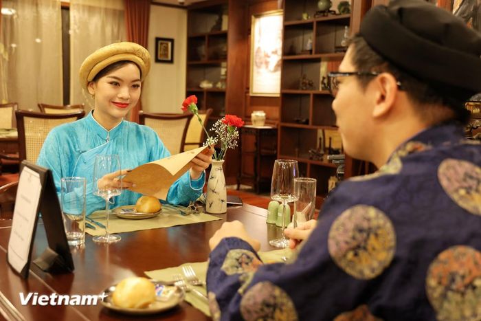 Du khách trải nghiệm thực đơn được cá nhân hóa trên du thuyền 5 sao. (Ảnh minh họa: Xuân Mai/Vietnam+)