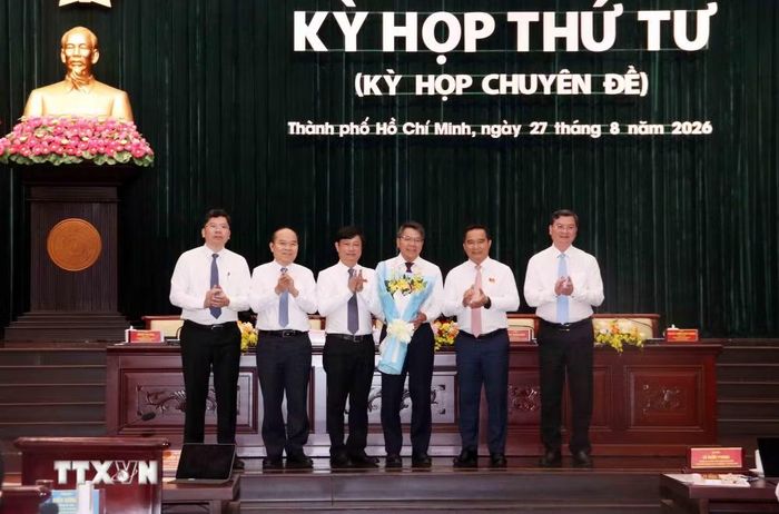Lãnh đạo Hội đồng Nhân dân, Ủy ban Nhân dân chúc mừng ông Lê Văn Thắng, Giám đốc Sở Khoa học và Công nghệ Thành phố Hồ Chí Minh, được bầu làm Ủy viên Ủy ban Nhân dân Thành phố nhiệm kỳ 2026-2031. (Ảnh: Xuân Khu/TTXVN)