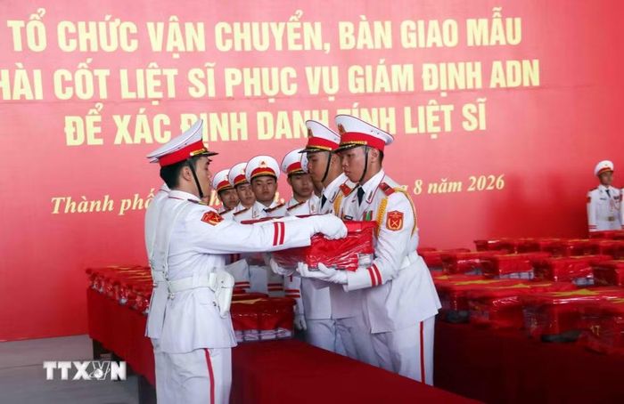 Các mẫu sinh phẩm hài cốt liệt sỹ được niêm phong, đóng gói nghiêm ngặt vào thùng chuyên dụng, phủ Quốc kỳ trước khi đưa lên máy bay. (Ảnh: Xuân Khu/TTXVN)