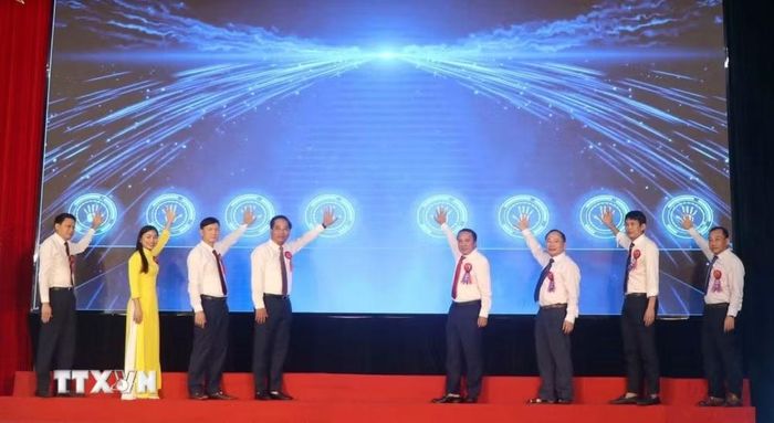 Các đại biểu thực hiện nghi thức khai trương Trung tâm Điều hành thông minh IOC. (Ảnh: Trịnh Duy Hưng/TTXVN)