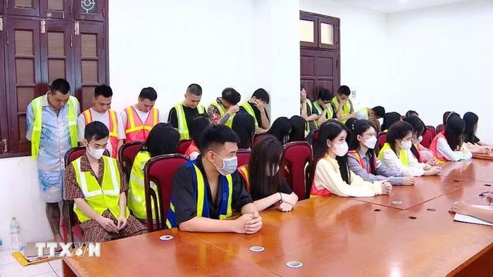 Các đối tượng tại cơ quan điều tra. (Ảnh: TTXVN phát)