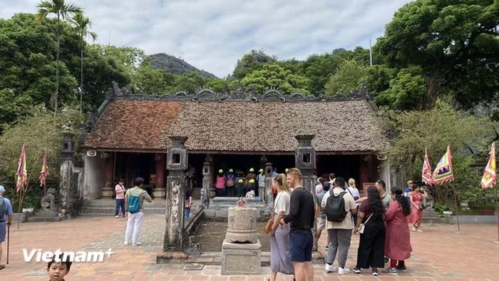 Du khách quốc tế tham quan Đền thờ Vua Đinh Tiên Hoàng, Ninh Bình. (Ảnh: Bích Hằng/Vietnam+)