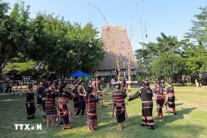 Tiết mục văn hóa, nghệ thuật của các dân tộc Tây Nguyên tại Làng Văn hóa-Du lịch các dân tộc Việt Nam. (Ảnh: Khánh Hòa/TTXVN)