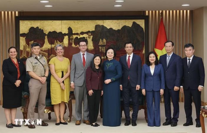 Phó Thủ tướng Phạm Thị Thanh Trà với Đại sứ Hoa Kỳ tại Việt Nam Jennifer Wicks và các đại biểu. (Ảnh: Lâm Khánh/TTXVN)