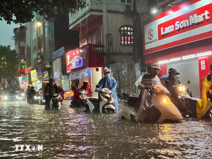 Mưa lớn gây ngập cục bộ trên phố Đội Cấn. (Ảnh: Lê Đông/TTXVN)