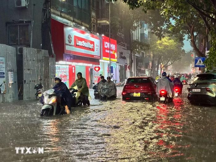 Mưa lớn gây ngập cục bộ trên phố Đội Cấn. (Ảnh: Lê Đông/TTXVN)