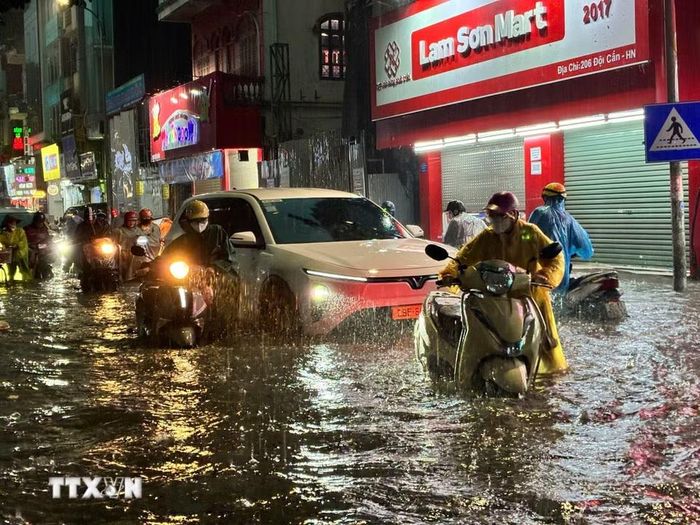 Mưa lớn gây ngập cục bộ trên phố Đội Cấn. (Ảnh: Lê Đông/TTXVN)
