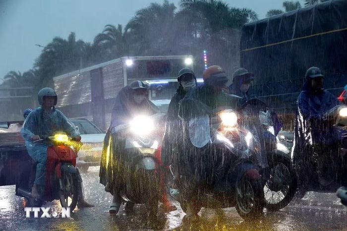 Mưa lớn gây ùn tắc cục bộ trên đường Lê Quang Đạo. (Ảnh: Văn Điệp/TTXVN)