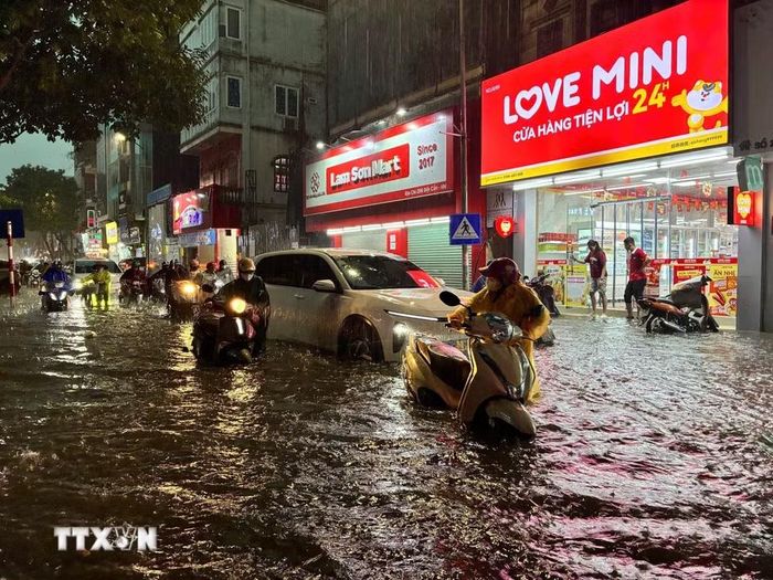 Mưa lớn gây ngập cục bộ trên phố Đội Cấn. (Ảnh: Lê Đông/TTXVN)
