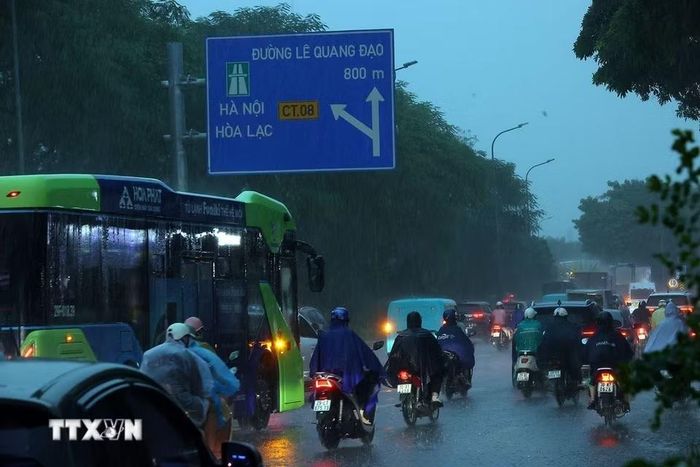 Mưa lớn vào giờ cao điểm gây ùn tắc cục bộ. (Ảnh: Văn Điệp/TTXVN)
