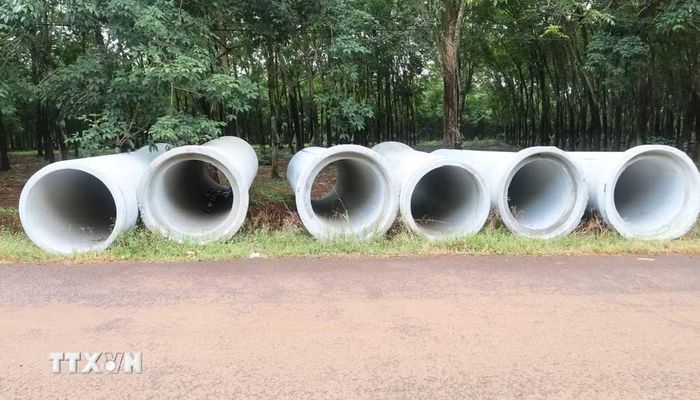 Nhà thầu tập kết nhiều cống bê tông đúc sẵn dọc tuyến ĐH. Long Hưng-Long Bình để phục vụ thi công dự án nâng cấp, mở rộng đường. (Ảnh: Đậu Tất Thành/TTXVN)