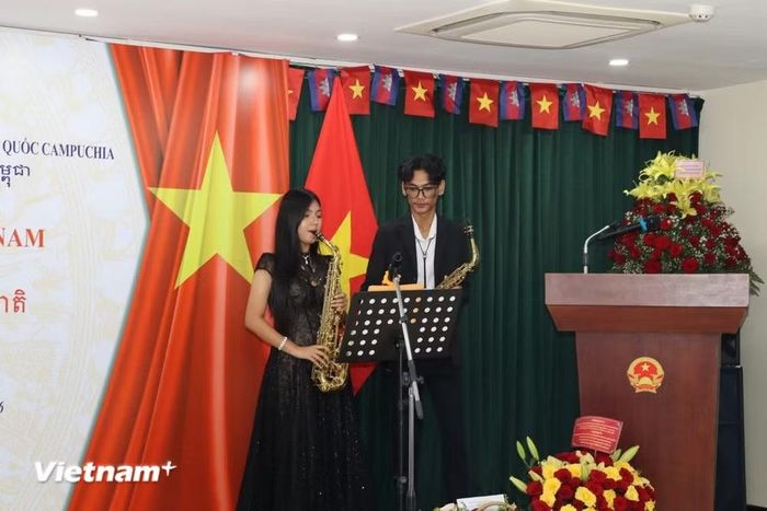 Tiết mục saxophone "Hello Vietnam" do cộng đồng người Việt Nam tại các tỉnh Tây Bắc của Campuchia biểu diễn. (Ảnh: Huy Bình/Vietnam+)