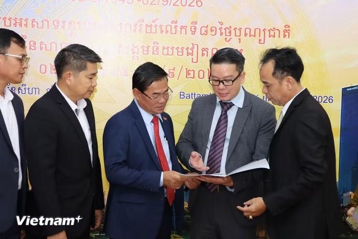 Tổng Lãnh sự Việt Nam Trần Tuấn Anh gửi công hàm tới chính quyền các tỉnh vận động ủng hộ dự thảo Nghị quyết "Thập kỷ quốc tế về Văn hóa vì sự phát triển bền vững (2027-2036) tại Liên hợp quốc. (Ảnh: Huy Bình/Vietnam+)