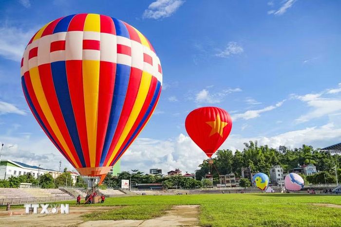 Những khinh khí cầu với màu sắc rực rỡ tạo nên bức tranh sinh động trên bầu trời Điện Biên. (Ảnh: Xuân Tư/TTXVN)