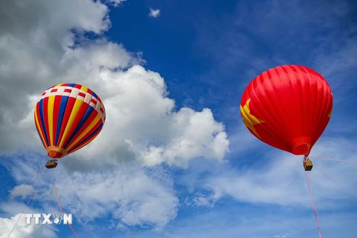 Khinh khí cầu với những màu sắc khác nhau cùng xuất hiện tại khu vực tổ chức Festival Dân vũ Quốc tế năm 2026 ở Điện Biên. (Ảnh: Xuân Tư/TTXVN)