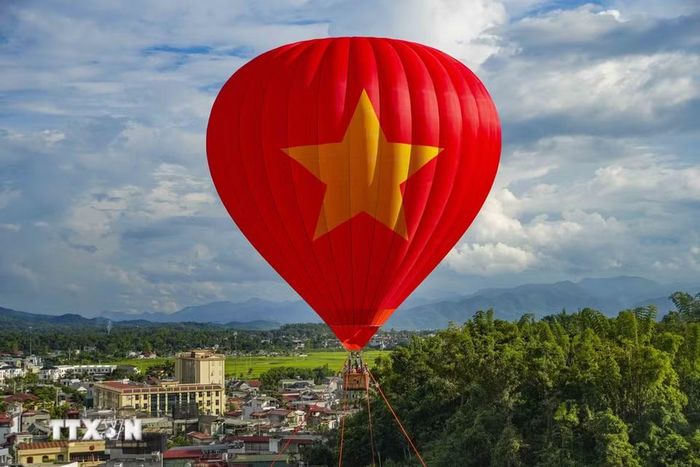 Khinh khí cầu mang hình ảnh Quốc kỳ Việt Nam nổi bật trên nền trời Điện Biên, tạo điểm nhấn đặc biệt trong chuỗi hoạt động chào mừng Quốc khánh 2/9. (Ảnh: Xuân Tư/TTXVN)