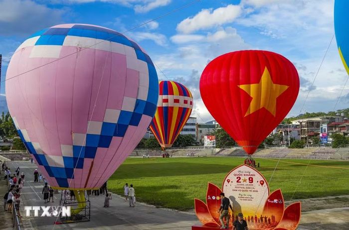 Khinh khí cầu với những màu sắc khác nhau cùng xuất hiện tại khu vực tổ chức Festival Dân vũ Quốc tế năm 2026 ở Điện Biên. (Ảnh: Xuân Tư/TTXVN)