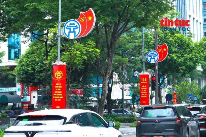 Đường phố Hà Nội trang hoàng rực rỡ chào mừng kỷ niệm 81 năm Quốc khánh 2/9.