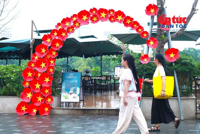Các cửa hàng kinh doanh cũng nhanh chóng "lên ý tưởng" chào mừng Quốc khánh 2/9 để thu hút du khách.
