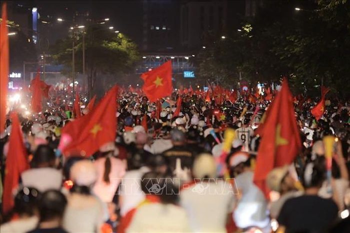 Hà Nội đêm không ngủ, mừng chức vô địch ASEAN CUP. Ảnh: Thành Phương/TTXVN