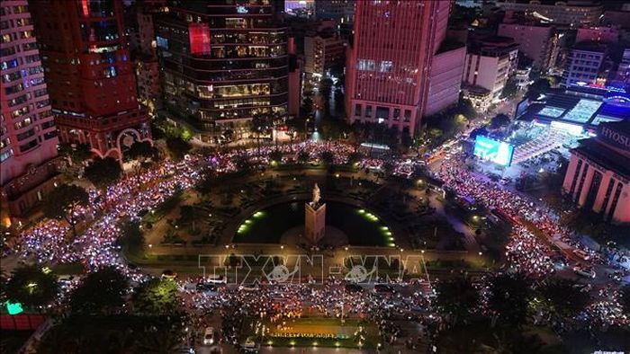 Người hâm mộ TP. Hồ Chí Minh ăn mừng chức vô địch Đông Nam Á lần thứ 4. Ảnh: Hồng Đạt/ TTXVN