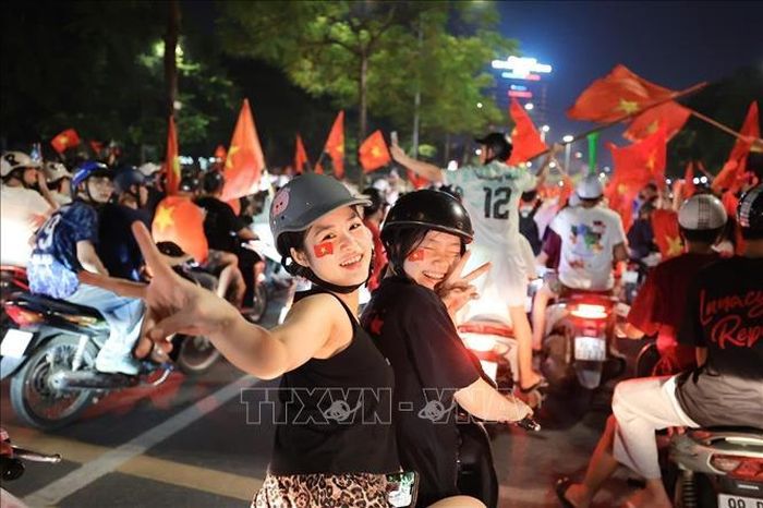 Dòng người đổ về các tuyến phố trung tâm ngày càng đông, Hà Nội có một đêm không ngủ ăn mừng chiến thắng của đội tuyển Việt Nam. Ảnh: Phạm Tuấn Anh/TTXVN