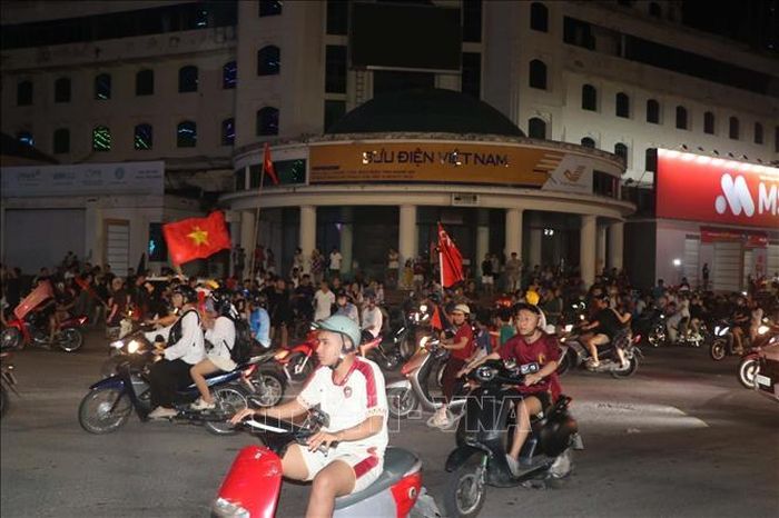 Người dân đổ ra đường ăn mừng chiến thắng. Ảnh: Trịnh Duy Hưng/TTXVN