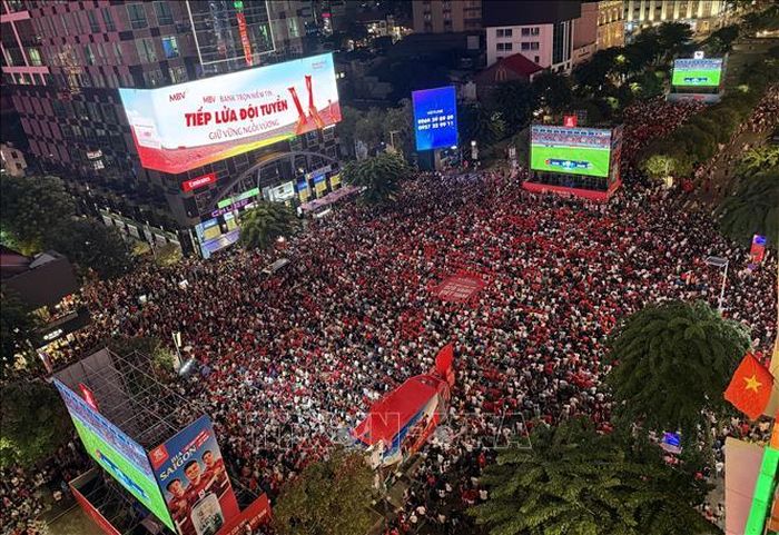 Người hâm mộ TP. Hồ Chí Minh cổ vũ cho Đội tuyển Việt Nam ở Phố đi bộ Nguyễn Huệ. Ảnh: Trung Tuyến/TTXVN