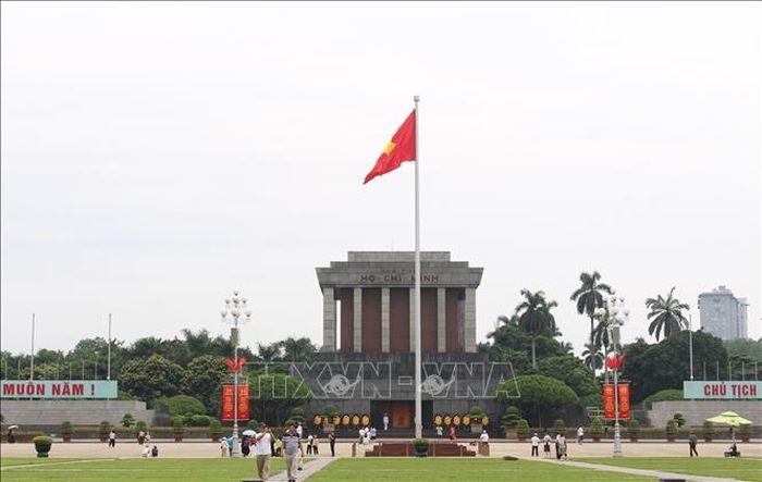 Rất đông người dân, du khách đến Quảng trường Ba Đình vào những ngày mùa Thu lịch sử. Ảnh: Nguyễn Thắng/ TTXVN