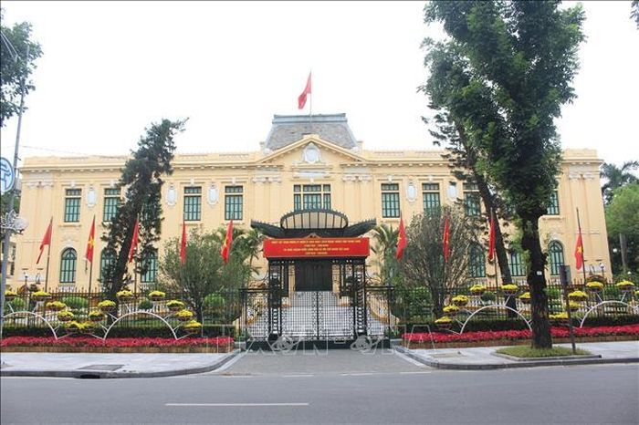 Khu vực Văn phòng Chủ tịch nước được trang trí cờ hoa, khẩu hiệu chào mừng 81 năm Quốc khánh 2/9. Ảnh: Nguyễn Thắng/TTXVN