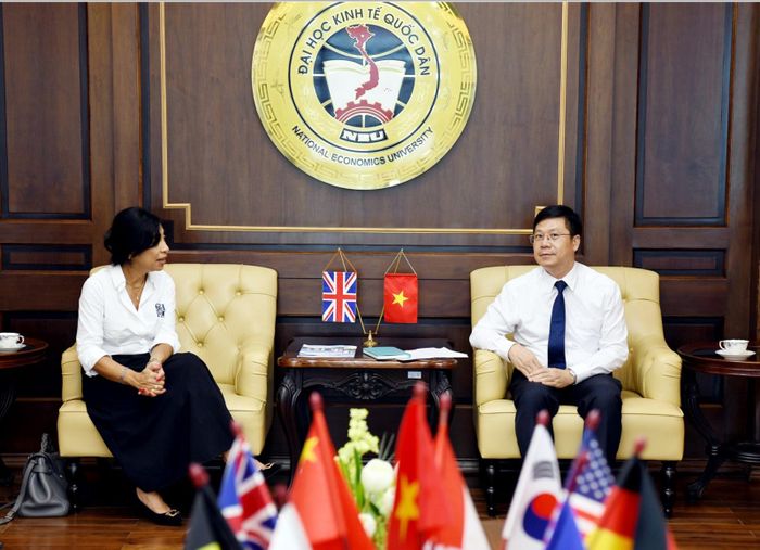 GS.TS Nguyễn Hữu Ánh – Phó Giám đốc Đại học Kinh tế Quốc dân cùng đại diện ICAEW trao đổi tại buổi làm việc. Ảnh: HA
