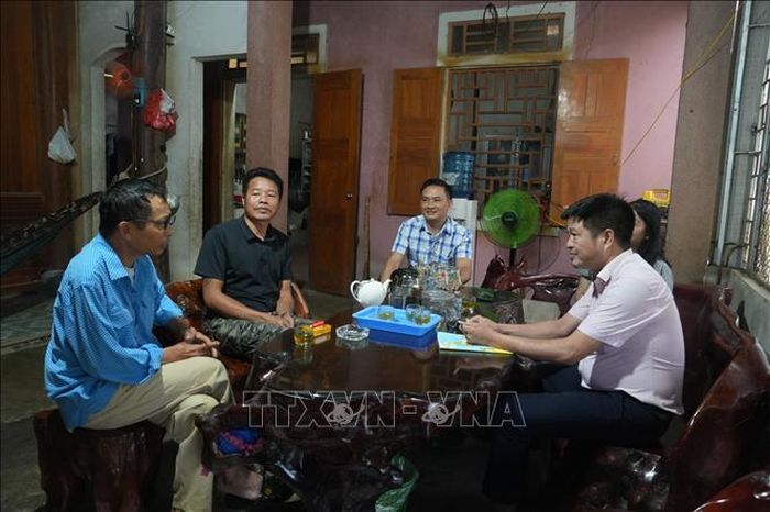 Đầu năm 2026, hai con của ông Lương Văn Tý, ở bản Thanh Lam, xã Hạnh Lâm được vay gần 200 triệu đồng để đi làm việc tại Đài Loan, tương ứng với các khoản chi phí được ghi trong hợp đồng ký với doanh nghiệp đưa lao động đi làm việc ở nước ngoài.