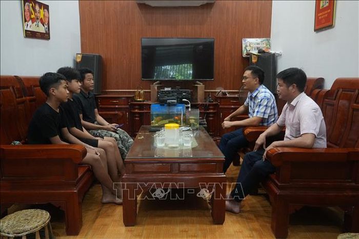 Căn nhà mới khang trang của vợ chồng người Thái chị Lương Thị Hương Lan và anh Bùi Công Kỳ, bản Thanh Lam, xã Hạnh Lâm vừa được hoàn thiện sau khi anh Kỳ (45 tuổi) cùng con trai Bùi Công Trường (18 tuổi) đi làm việc tại Đài Loan nhờ vốn vay theo Nghị định 338CP của Phòng giao dịch Ngân hàng chính sách xã hội Thanh Chương.