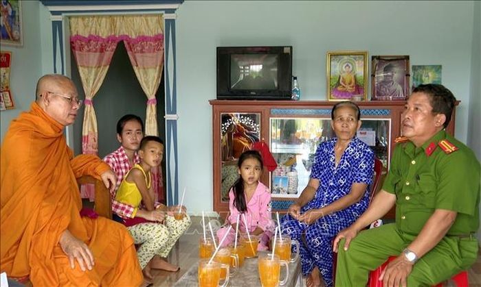 Hòa thượng Tăng Sa Vong thăm hỏi, động viên các gia đình đưa con em đi học chữ Khmer vào các dịp hè để gìn giữ tiếng nói, chữ viết của đồng bào. Ảnh: TTXVN phát