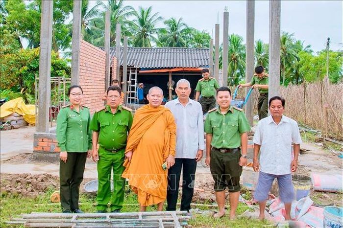 Không chỉ miệt mài gieo chữ đến vùng đồng bào dân tộc, Hòa thượng Tăng Sa Vong còn “cõng” giấc mơ an sinh giúp bà con đồng bào vươn lên thoát nghèo. Ảnh: TTXVN phát
