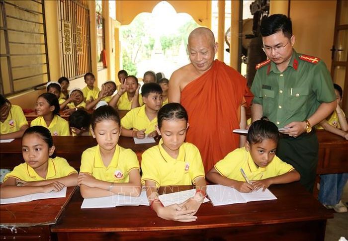 Hòa thượng Tăng Sa Vong động viên các học sinh đang theo học tại các lớp dạy chữ Khmer trong chùa Buppharam (xã Hưng Hội, tỉnh Cà Mau). Ảnh: TTXVN phát